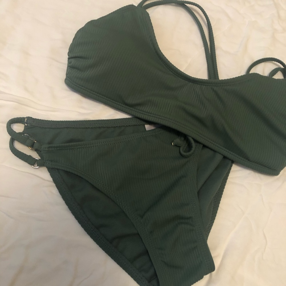 Ribbed bikini with gold detail!